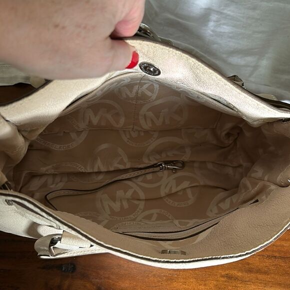 Michael Kors handbag silver lock and keys tan color impeccable - Picture 9 of 13